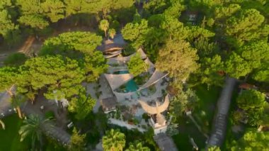 Antalya Kemer 'de egzotik bir ambiyansı olan güzel bir sahil kulübünün Bali' den esinlenilmiş tasarımına bakın..