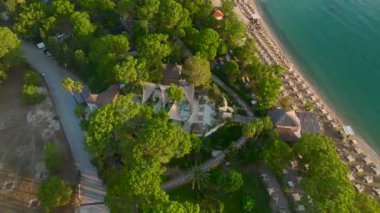 Antalya Kemer 'de tropikal titreşimler ve huzur dolu sahil manzaralı Bali' den esinlenilmiş bir plaj kulübü izleyin..