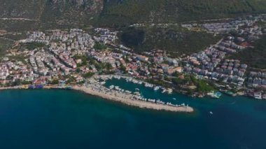 Antalya bölgesinde bulunan Ka marinasına demirlemiş lüks yatların keyfini çıkarın..