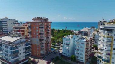 İnşaat alanındaki işçileri izleyin. Yeteneklerini sergiliyorlar ve sürekli ilerleme kaydediyorlar..