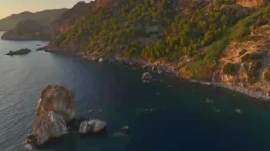 İnsanların yüzmeyi ve kürek çekmeyi sevdiği kristal berraklığında su olan sihirli bir sahil..