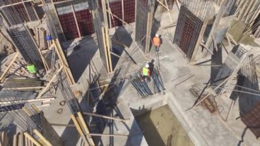 İnşaat ekibi aktif olarak yeni bir projenin temellerini atıyor..