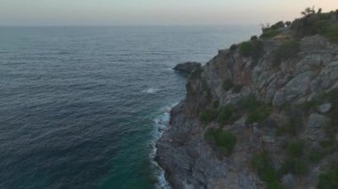 Temiz suların ve barışçıl doğanın tadını çıkaran el değmemiş bir Akdeniz gölünde kürek çekmek..