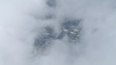 Sis dağların üzerinde yuvarlanıyor, ormanı gizemli bir bulutun altında gizliyor..