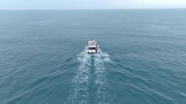 Beyaz bir yatın Akdeniz boyunca yaptığı yolculuğun 4K 'lık görüntüsü denizle kesişiyor..