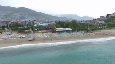 4K 'da yukarıdan bakıldığında Alanya kıyısı boyunca fırtınalı bir denizin yoğunluğunu hissedin..