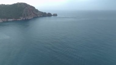 Alanya 'da yağmurlu bir günün dingin sisini yakalayın, 4K' da Akdeniz üzerinde geniş bir görüş alanı var.