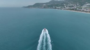 Üst sınıf, Akdeniz 'de beyaz bir yatın 4K görüntülerinde açık denizlerle buluşuyor..