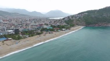 Alanya 'nın üzerinden uç, yağmur bulutları denizin üzerine çarpıcı gölgeler bıraksın, 4K' da çekilsin..