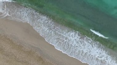 Alanya üzerinde süzülen bir fırtına denizi bir dalga gösterisine dönüştürüyor, hepsi 4K 'da.