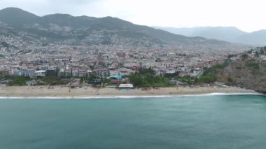 Alanya 'da yağmurlu bir günün kasveti denize gizemli bir cazibe katar, 4K' da havada yakalanır.