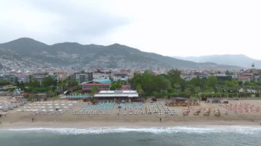 Musonun Alanya 'yı vuruşuna tanık olun, fırtınanın etkisiyle denizi dramatize ediyor..