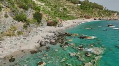 4K 'da çekilmiş vahşi bir plajın yalnızlığının tadını çıkaran bir modelin dinginliğine bakın..
