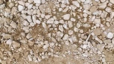 4K 'da yukarıdan görülen toprak boşaltımı ile yeni bir yapının temelinin şekillenişini izleyin.