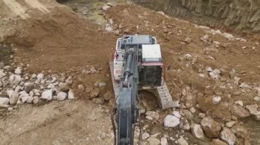 4K 'da yukarıdan bakıldığında toprak temellere boşaltılırken Dünya hareket halinde..