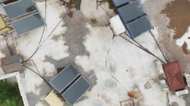 Su tankları ve güneş panelleri ile tarihi çatıların cazibesini keşfedin, 4K 'da yukarıdan görülmektedir..