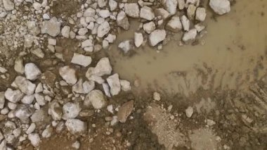 Ağır makinelerin ve işçilerin toprak boşaltma sürecini 4K 'da yeni bir vakfa aktarın..