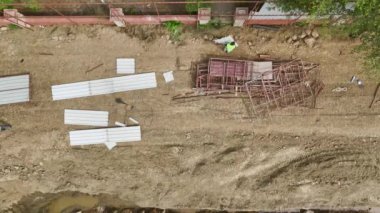 Hava 4K görüntüleri toprak boşaltımlı yeni bir vakfın hazırlıklarını gösteriyor.