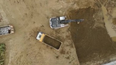 4K içindeki eşsiz bir hava perspektifinden toprağı temellere boşaltma sürecine bakın.