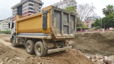 4K 'da yeni bir temele taşınan yoğun toprak sahnesini tecrübe edin..