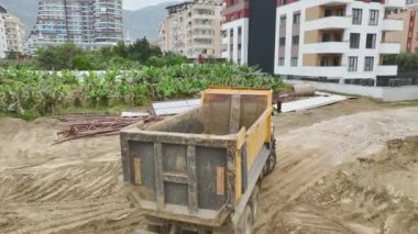 Toprak 4K 'da ele geçirilen yeni bir temele yüklenirken önemli zemini görün.