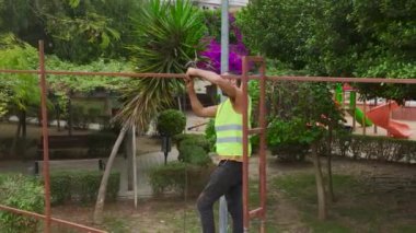 4K 'daki bir vakfa toprak boşaltan işçilerin ve ağır makinelerin takım çalışmalarına bakın..