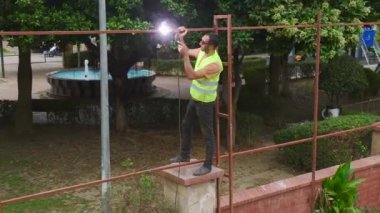 4K 'da görülen bir inşaat sahasında toprak yeni bir temele boşaltılırken yeni başlangıçlar tecrübe edin..