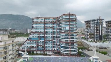 Hava 4K görüntüleri, ağır makinelerin ve toprak boşaltan işçilerin takım çalışmalarını kaydediyor..