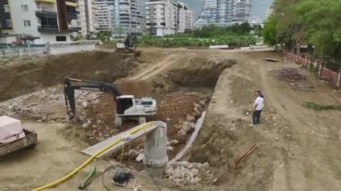 4K 'da görülen bir inşaat sahasında toprak yeni bir temele boşaltılırken yeni başlangıçlar tecrübe edin..