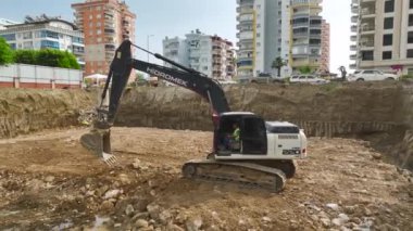 4K 'daki bir inşaat sahasındaki yeni bir vakfa boşaltılmış toprağın etkinliğini yakala.