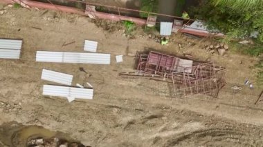 Makinelerin ve işçilerin inşa etmek için işbirliği yaptıkları yoğun bir inşaat sahasının üzerinden uç, hepsi 4K 'da.