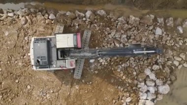 İnşaat ekibinin ufuk çizgisini inşa edişine tanık olun, hepsi 4K 'da yukarıdan görüldü..