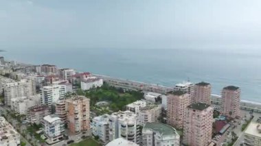 Mekanizma ve işçilerin, yukarıdan çarpıcı bir şekilde yakalanan bir inşaat alanını dönüştürmesini izleyin..