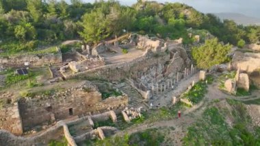 Bir prenses mankeni, 4K ile yukarıdan seyredilen antik bir şehirde günbatımı gezintisinin tadını çıkarsın..