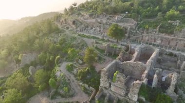 Bir prenses mankeninin 4K 'da yakalandığı antik bir şehirde yürürken alacakaranlığın oluşunu izleyin..