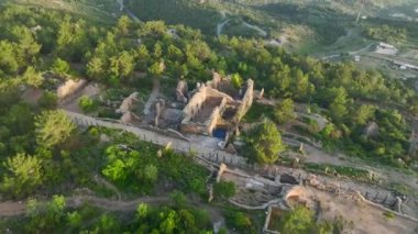 4K 'da günbatımında eski harabelerde yürüyen prenses elbiseli bir mankenin cazibesine tanık olun..