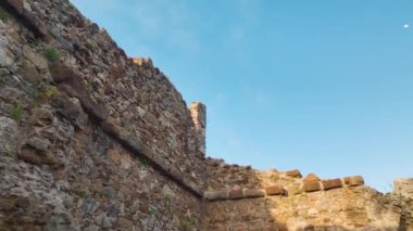 Akşam günbatımında antik şehir manzaralarında yürüyen bir model görüyorsunuz, hepsi de yüksek çözünürlüklü 4K ile..