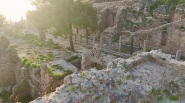 Bir prenses mankeni gibi antik bir şehrin üzerinden uçar ve 4K 'da güzel bir şekilde yakalanmış günbatımını seyreder..