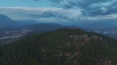 Bir prensesin günbatımında antik bir şehrin kalıntılarını keşfetmesini izleyin. 4K 'da çekilmiş..