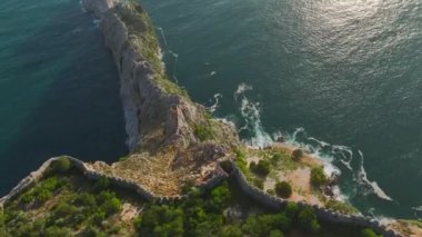 Alanyas 'ın tarihi kalesinin üzerinden uçarak 4K' daki sahneyi ele geçirdi..