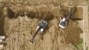 Ağır makinelerin gücünü bir kazıcı olarak görün ve kamyonlar 4K 'da büyük bir kazı alanında çalışırlar..