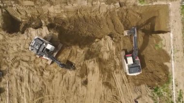 Kazı sahasında 4K 'da yakalanan kazıcı ve kamyonlarla yapılan yoğun aktivitelere bakın..