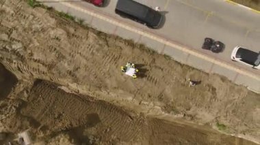 Mühendis ve mimarların iş birliğini tecrübe edin, hepsi 4K 'da gözden geçirilip planlar tartışılırken..