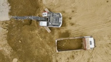 Kazı makineleri ve kamyonlarla 4K 'da yakalanan toprağı kazma ve taşıma çalışmalarının ilk aşamalarını izleyin..