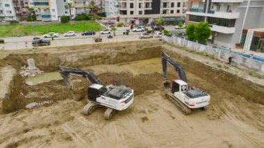 Toprağı kazıcı ve kamyonlarla temizleme işlemine bakın, hepsi de çarpıcı bir şekilde 4K 'da çekilmiş..