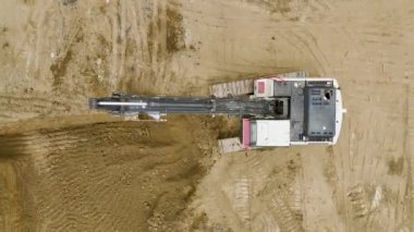 Kazı makineleri ve kamyonlar çarpıcı bir şekilde 4K 'da yakalanan toprağı temizlerken, emlak inşaatının ilk aşamalarını izleyin..