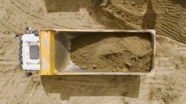 Kazı makinelerini ve kamyonları yeni bir emlak alanından temiz toprak çıkarırken izleyin. Çarpıcı hava görüntülerinde görüntülendi..