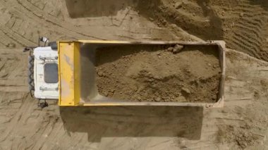 4K 'da çekilen toprak kazıcı ve kamyonlarla emlak inşaatının ilk aşamalarına bakın..