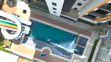 Detaylı bir şekilde 4K 'da yakalanmış, suyla dolu bir yerleşim yerinin üzerinden uçun..