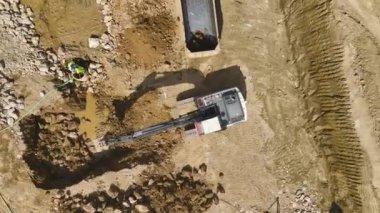 4K 'da kazıcı ve kamyonların toprağı temizlediği yeni bir inşaat alanının gelişimini izleyin.